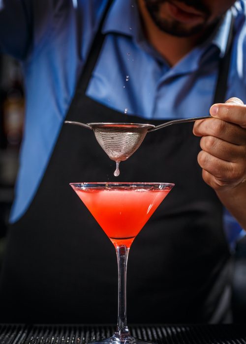 barman-makes-cosmopolitan-cocktail.jpg barman-makes-cosmopolitan-cocktail.jpg